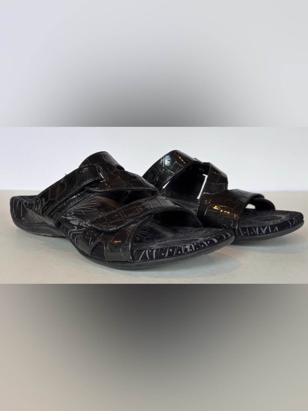 Vionic Lauren Black Sandals. Size 8